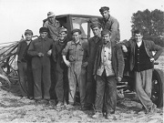 Das Pferdegespann weicht dem Traktor. Hier stehen Männer der Goßmarer Maschinen-Ausleihstation (MAS) um 1958 vor ihrem >>Pionier<< samt Pflug.