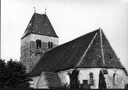 Der hohe, ungegliederte Westturm der Goßmarer Kirche ist nachträglich angebaut worden. Errichtet aus Feldsteinen, ist er vermutlich älter als der Backsteinchor des Gotteshauses.